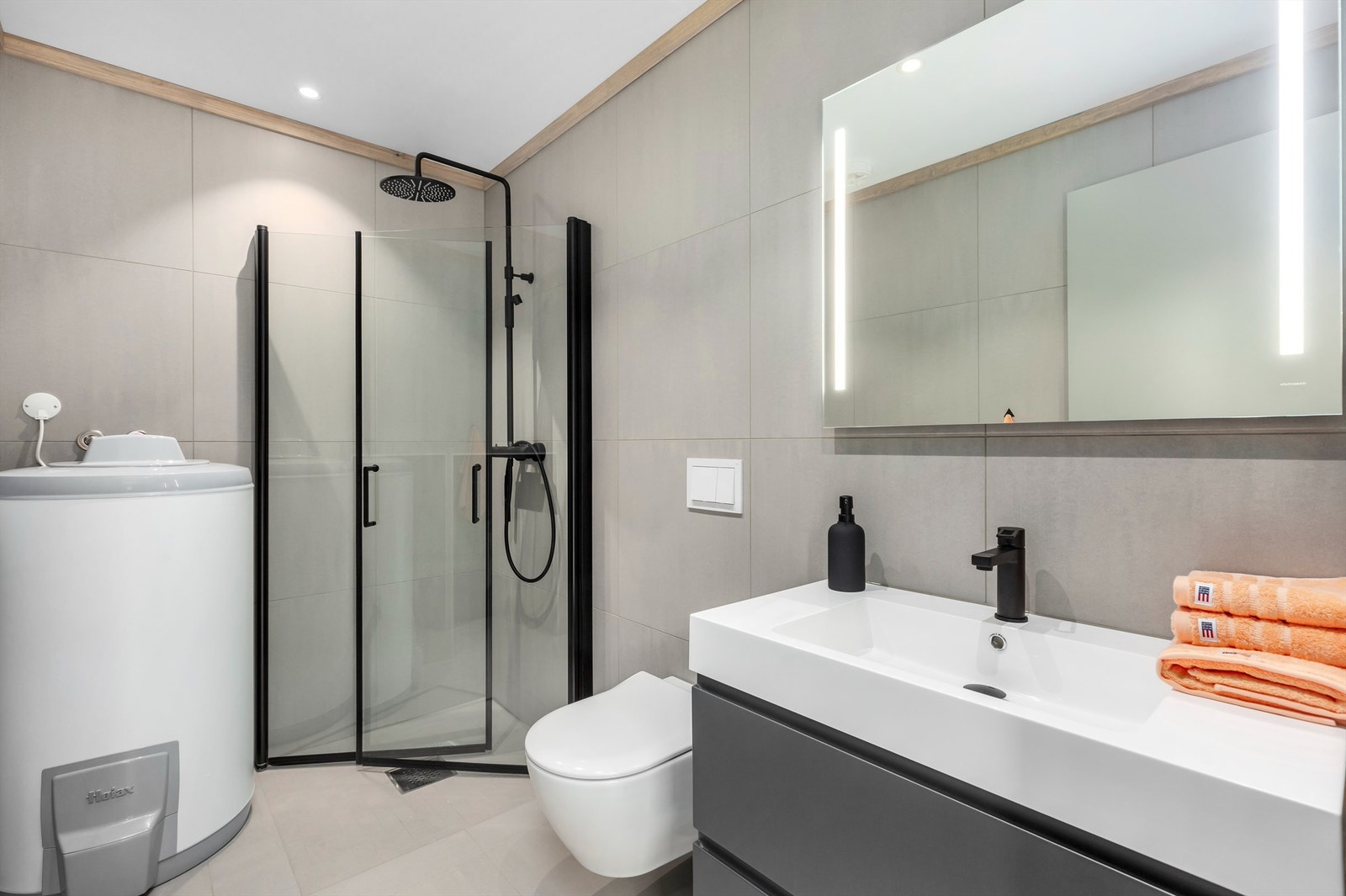 Badet har samme gulvfliser som i gangen og store rektangulære fliser på veggene. Galleribilde