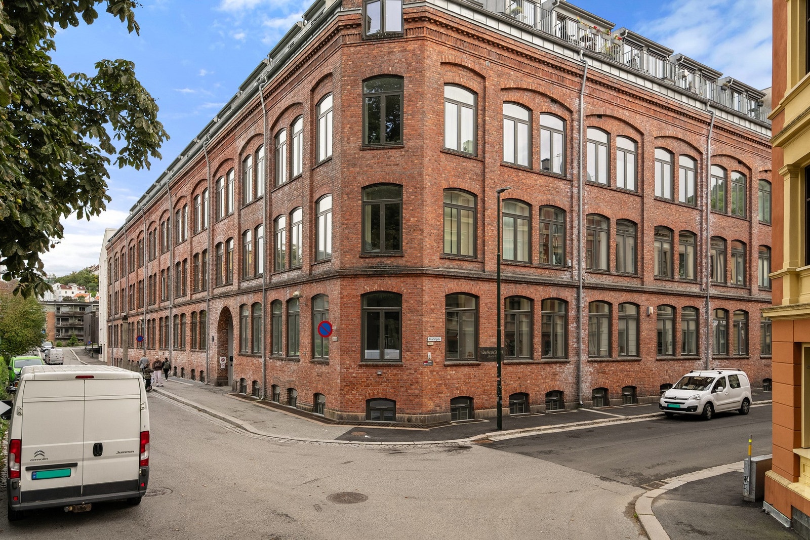 Særpreget fra fabrikktiden er beholdt med blant annet store vindusflater og takhøyde på over 3 meter i leiligheter. Galleribilde