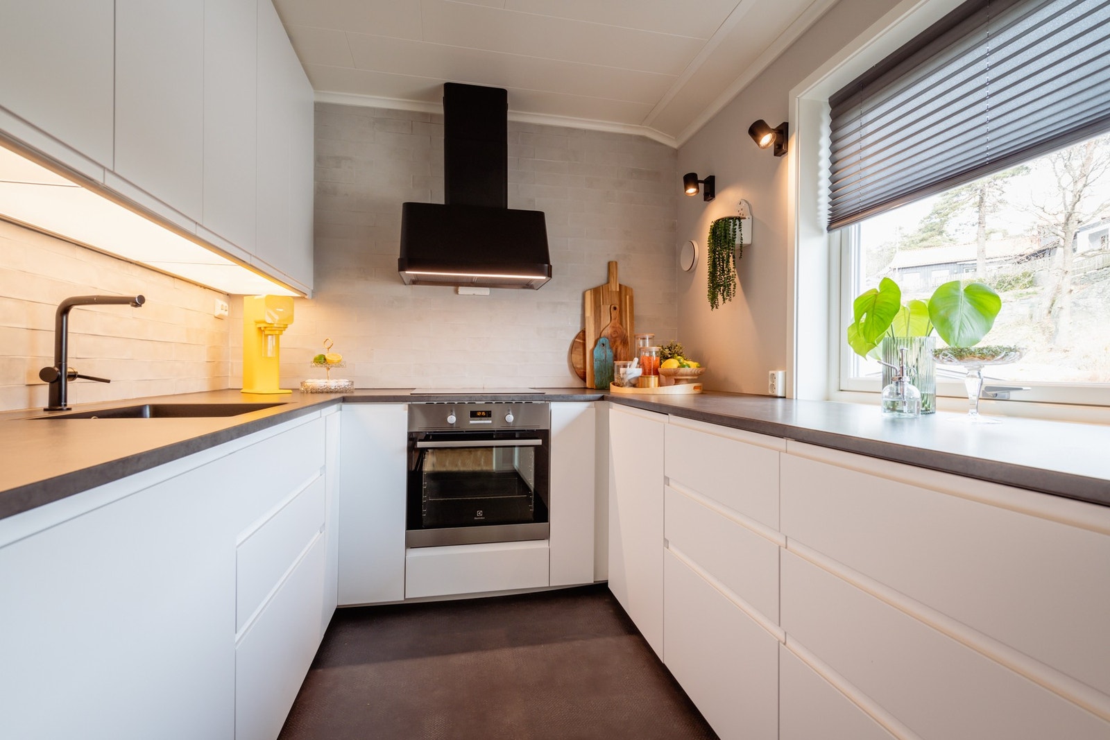 Lekkert kjøkken fra 2022. Integrerte hvitevarer. Galleribilde