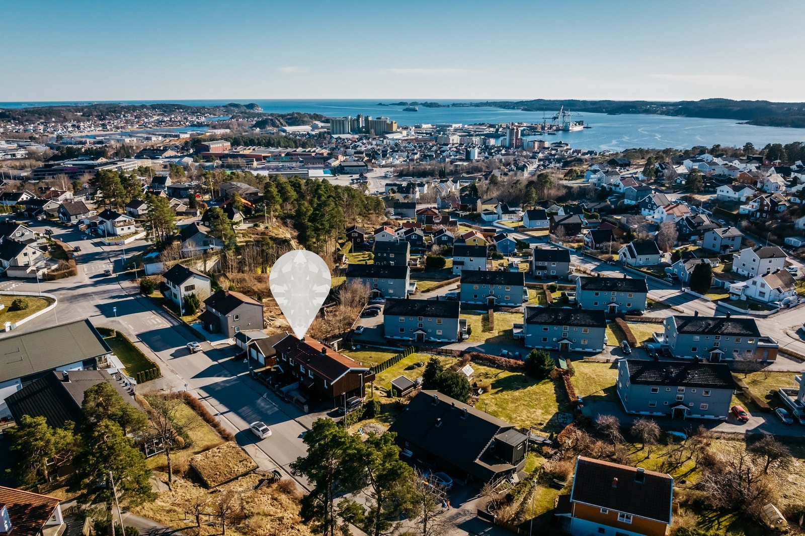 Eiendommen ligger har en flott utsikt og svært gode solforhold! Galleribilde