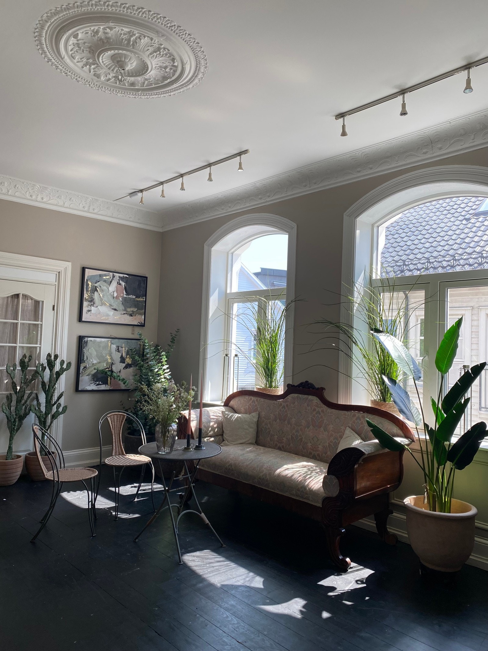 Ett av rommene i denne etasjen som i dag benyttes av leietager (blomsterforretningen i sokkeletasjen). Galleribilde