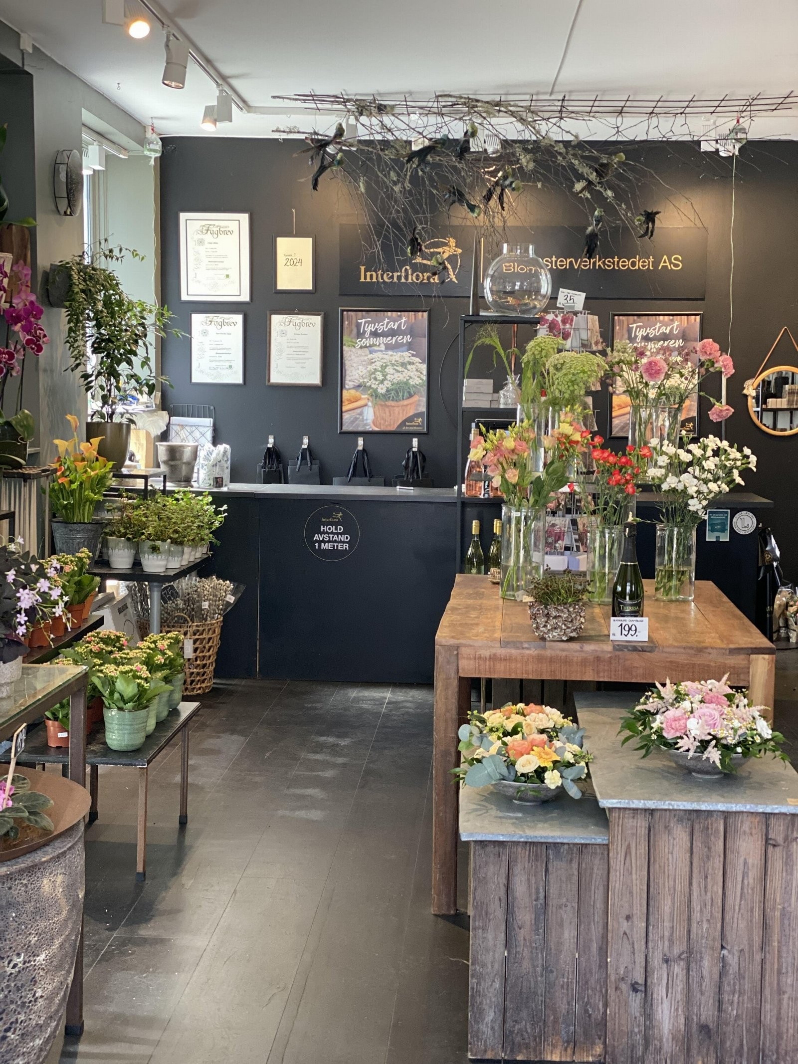 Blomsterforretningen i sokkeletasjen. Galleribilde