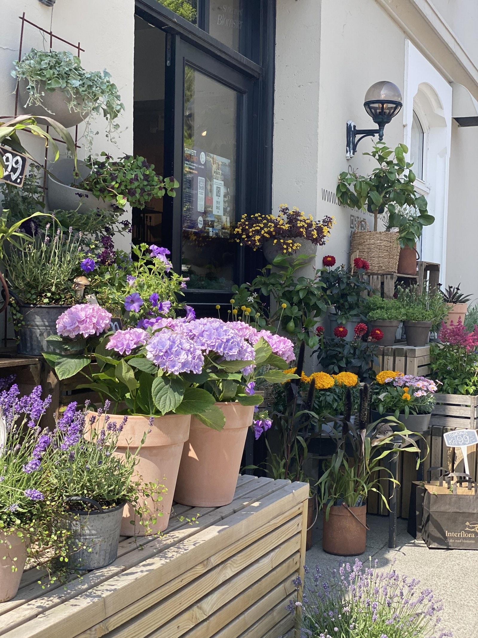 Inngangspartiet til blomsterforretningen (leietager). Galleribilde