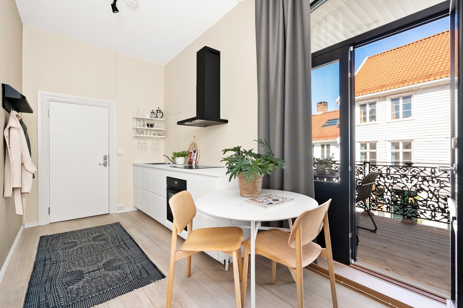 En pen løsning med en stilren og enkel, åpen kjøkkenløsning. Det er balkong i denne etasjen også. Galleribilde
