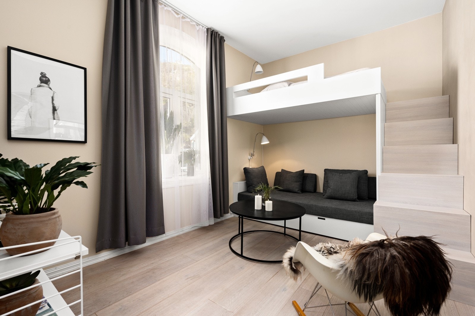 Stedstilpasset sofa og seng, samt oppbevaring fra A-form. Galleribilde