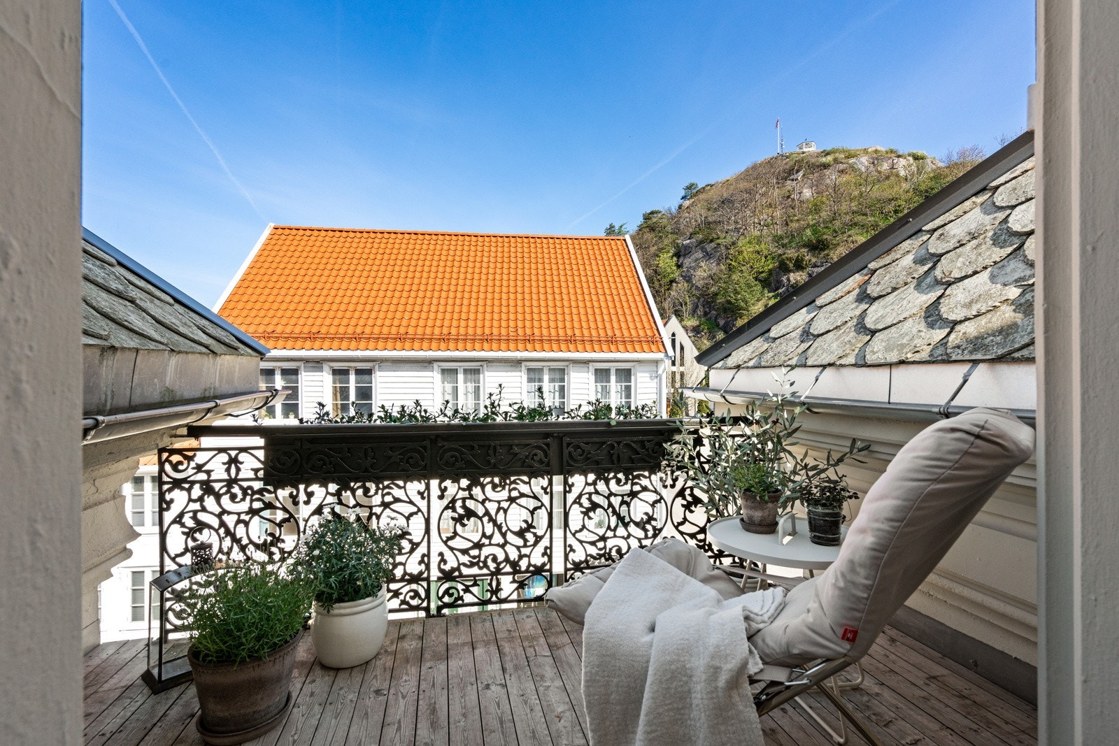 Det er utgang til en koselig balkong med ettermiddags- og kveldssol. Galleribilde