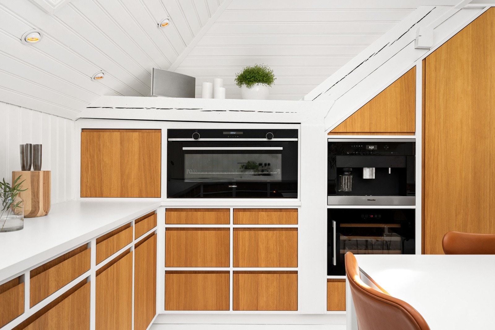 Hvitevarene, ekstra bred stekeovn, mikrobølgeovn, kaffemaskin(Miele), induksjonstopp med integrert ventilator (Bora), vinskap og Kjøleskap med isbitfunksjon, følger med. Galleribilde