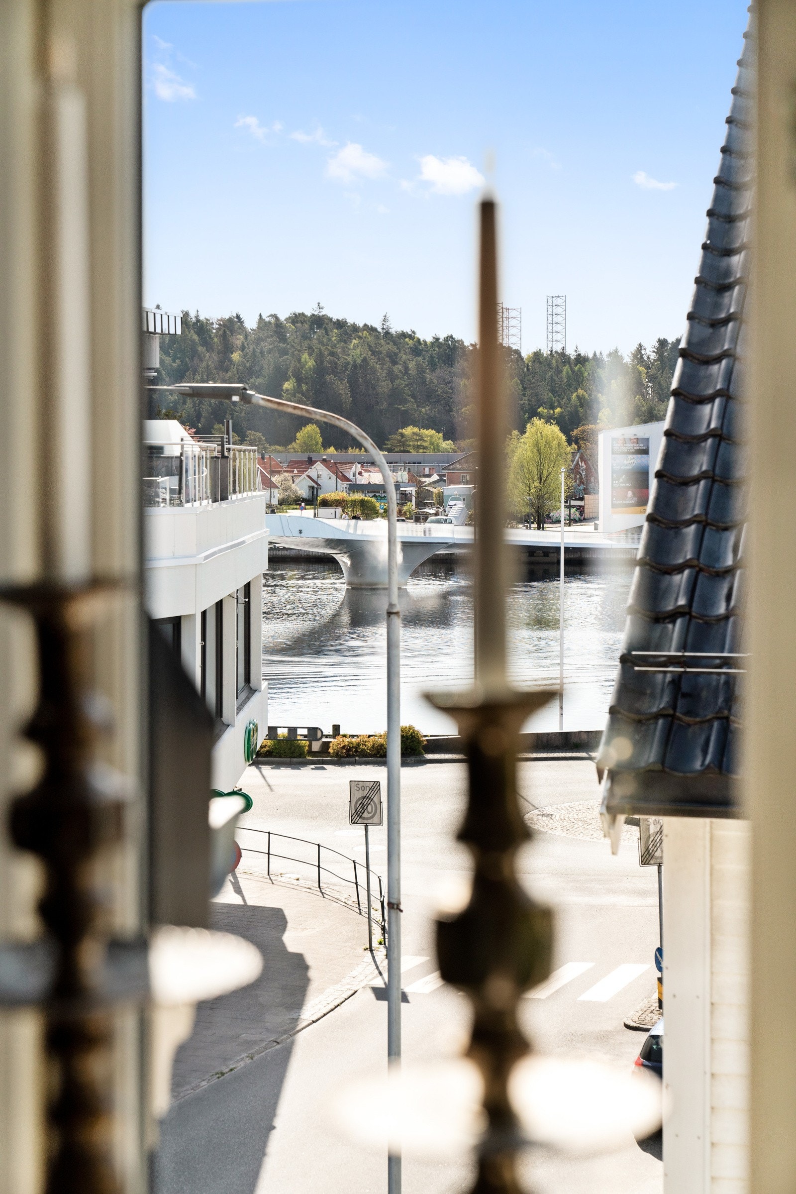 Gangbroen over til kulturhuset Buen, ligger like nedenfor eiendommen. Galleribilde