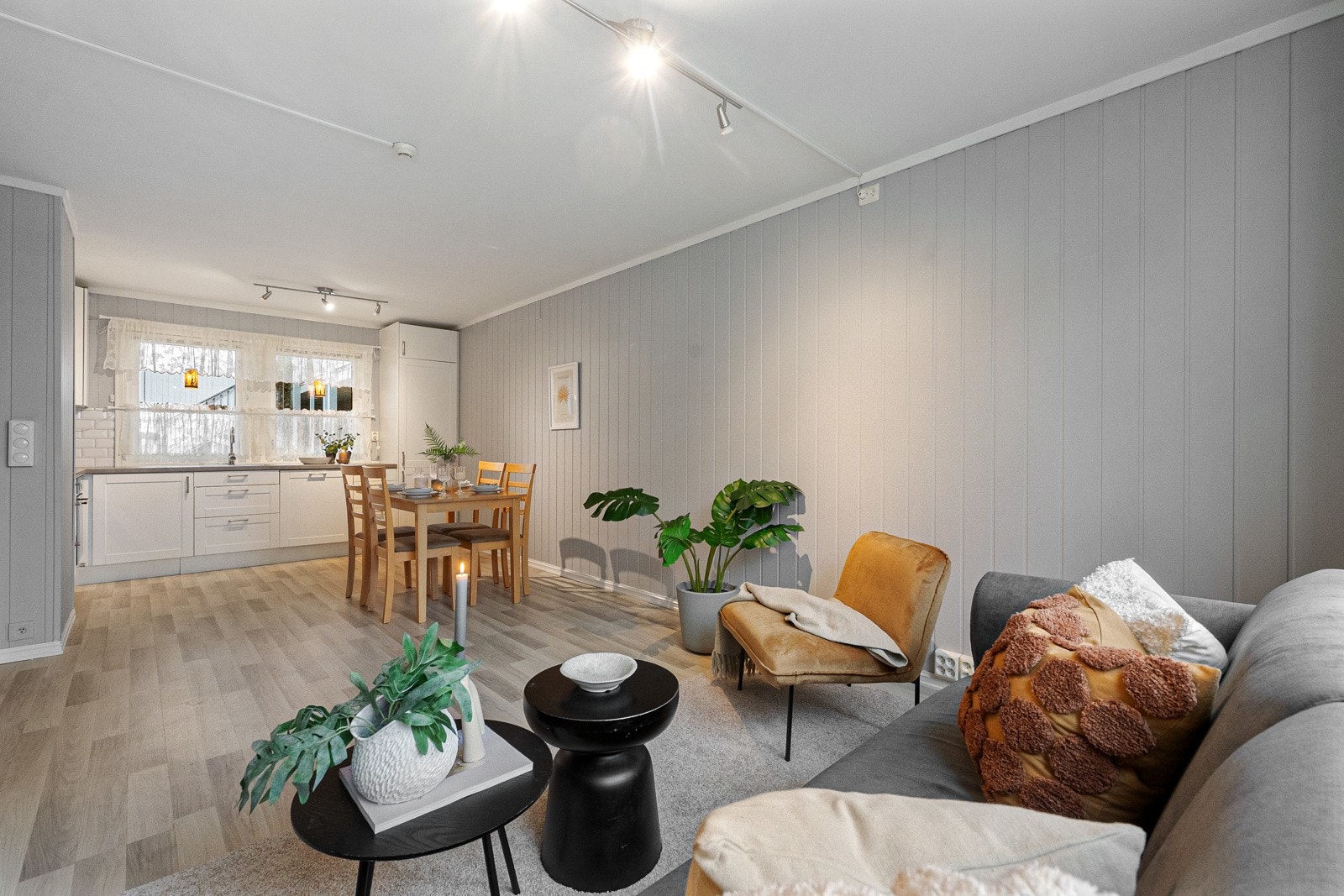 Åpen løsning mellom kjøkken og stue, noe som gir et lyst og romslig oppholdsrom. Galleribilde