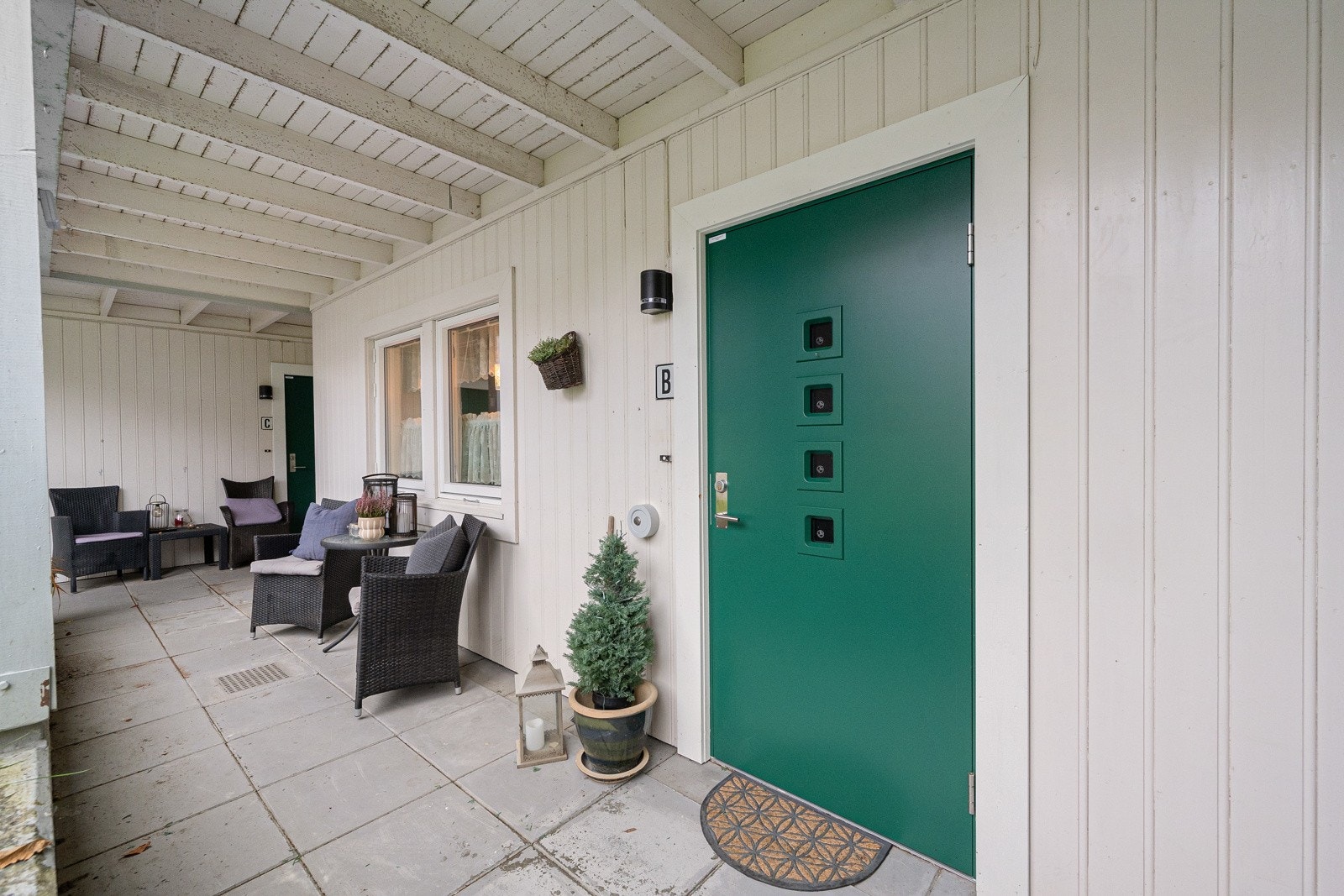 Ved inngangspartiet til leiligheten finner man en hyggelig uteplass som gir muligheter for å nyte en kaffekopp ute om morgenen eller avslapping i friluft. Galleribilde