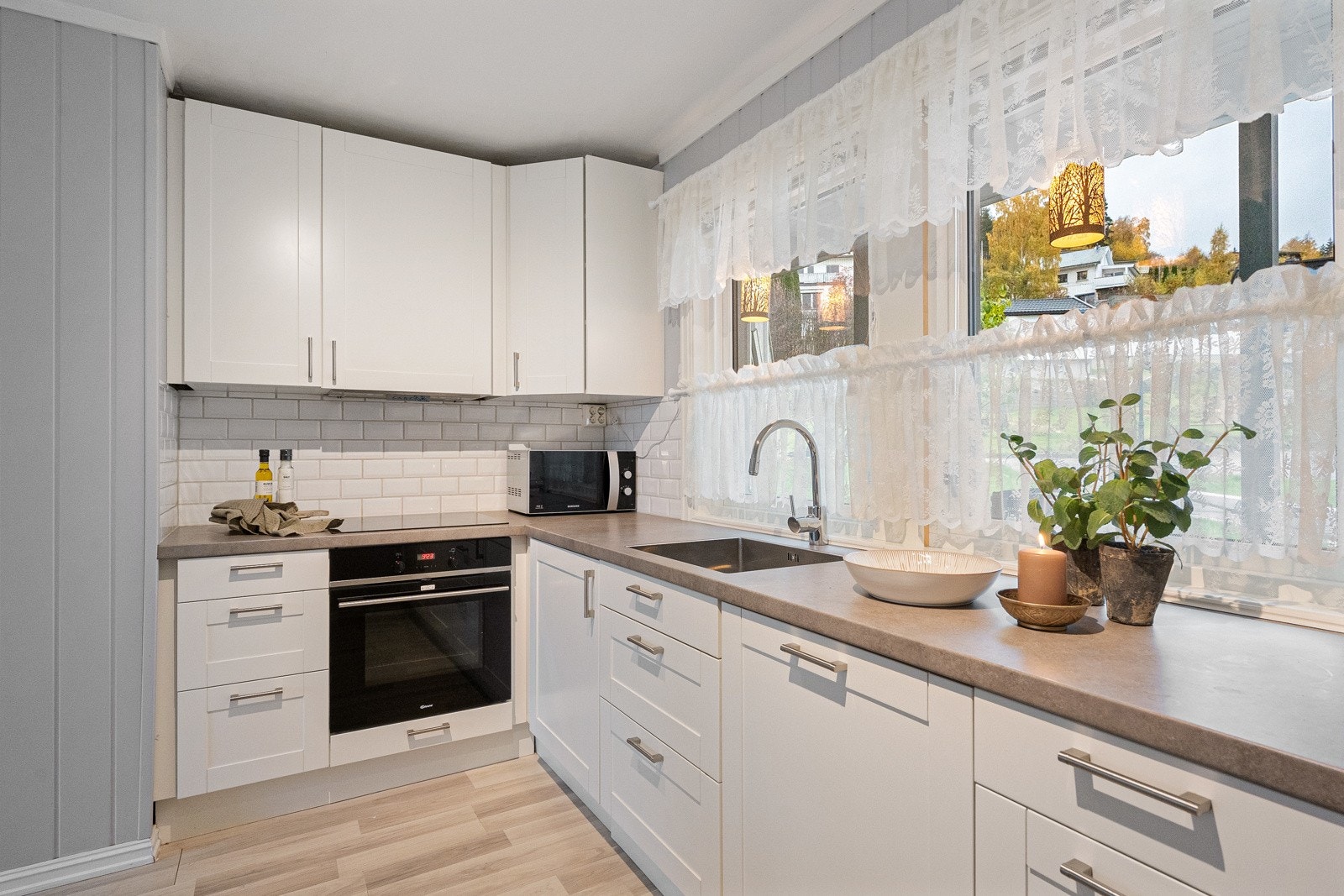 Kjøkkenet er funksjonelt med integrerte hvitevarer. Galleribilde