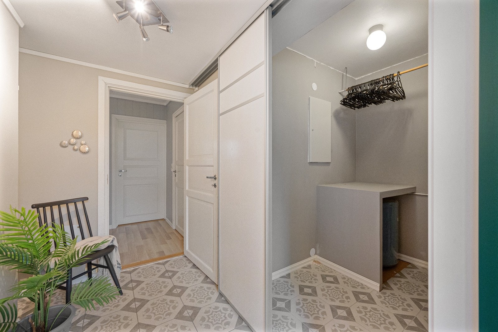 I tillegg til skyvedørsgarderoben har leiligheten en innebod. Galleribilde