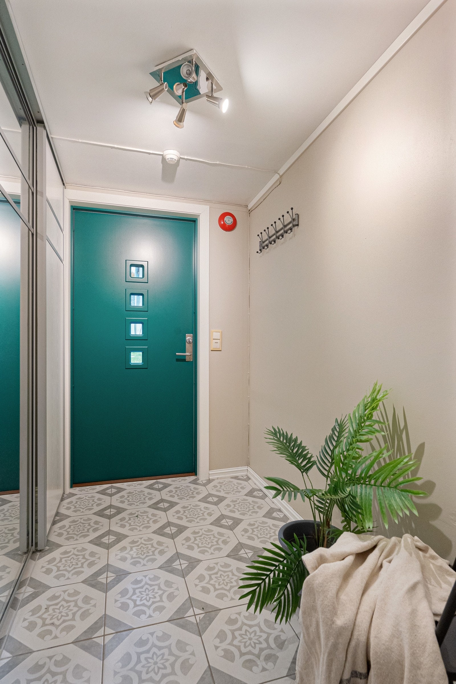 Når man kommer inn i leiligheten, møtes man av en romslig entré som også har en skyvedørsgarderobe Galleribilde