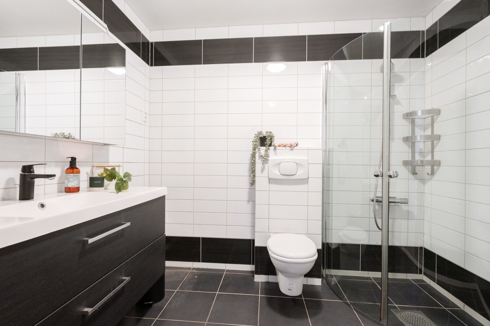 Baderommet er flislagt, noe som gir et rent og moderne uttrykk. Galleribilde