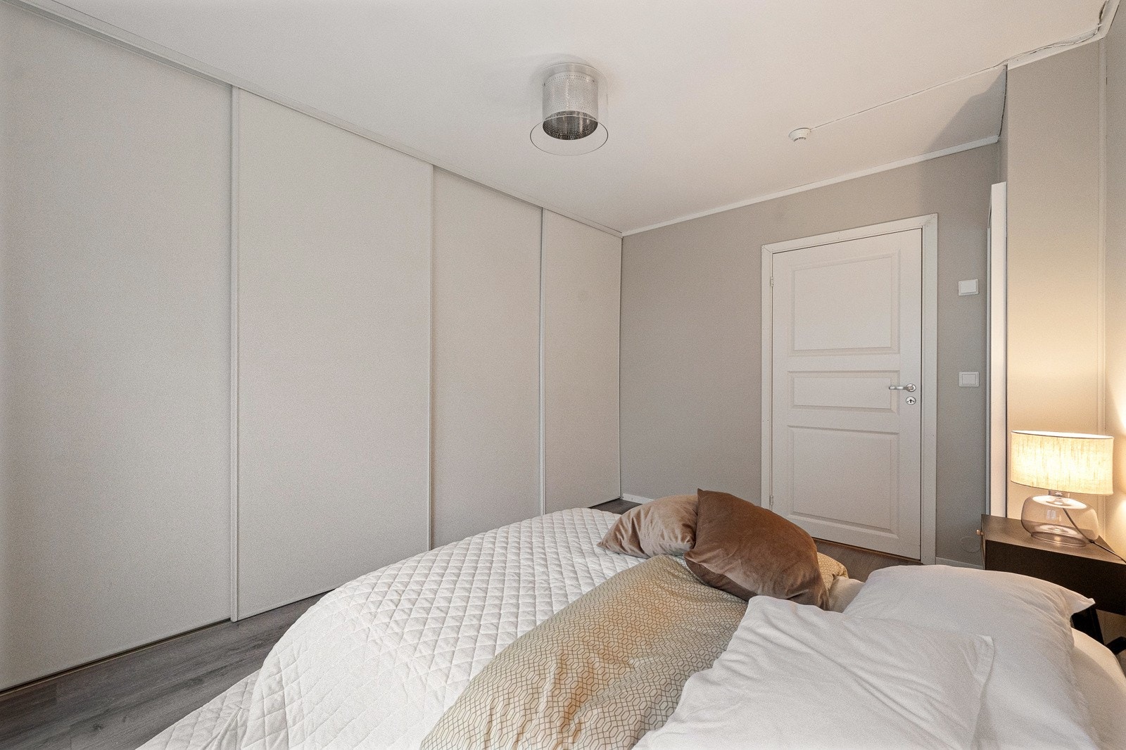 Soverom er romslig og har en innebygd skyvedørsgarderobe, Galleribilde