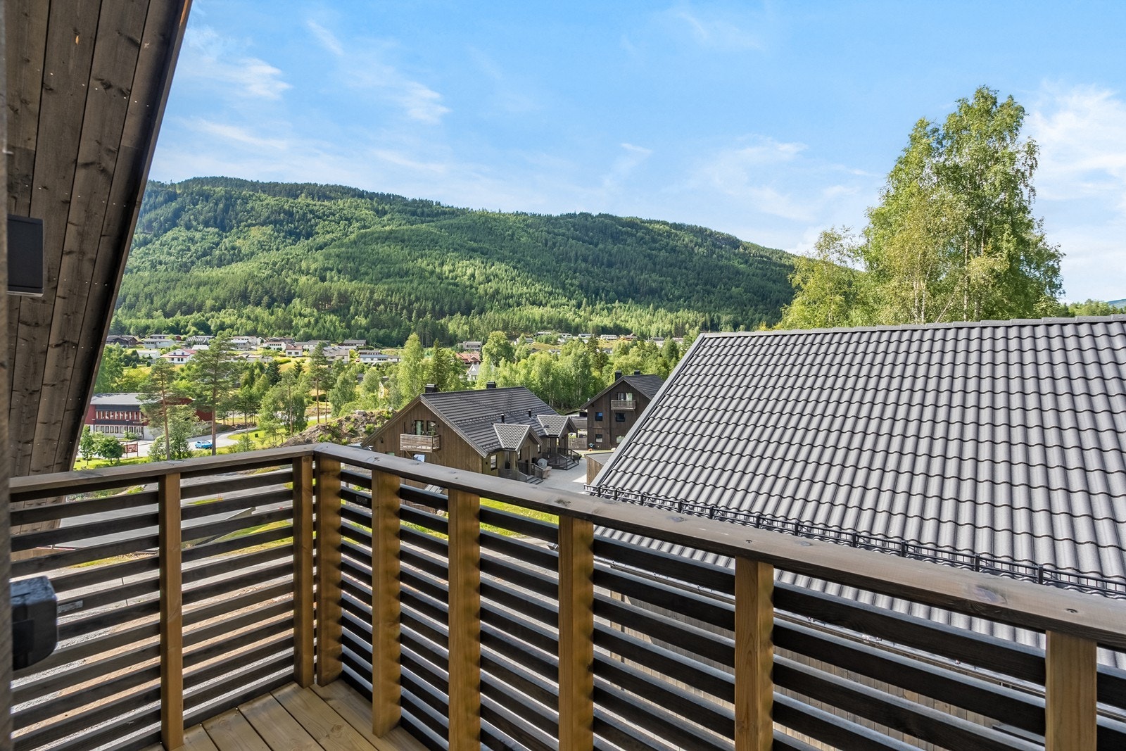 Et lunt område med flott utsikt og plass til en liten sittegruppe. Galleribilde