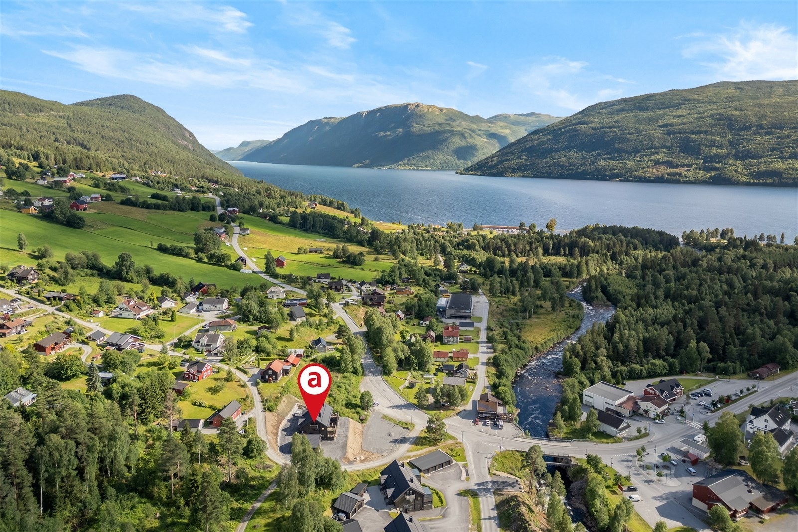 En tiltalende boligeiendom for den som er opptatt av kvalitet og beliggenhet, sentralt i Austbygde. Galleribilde