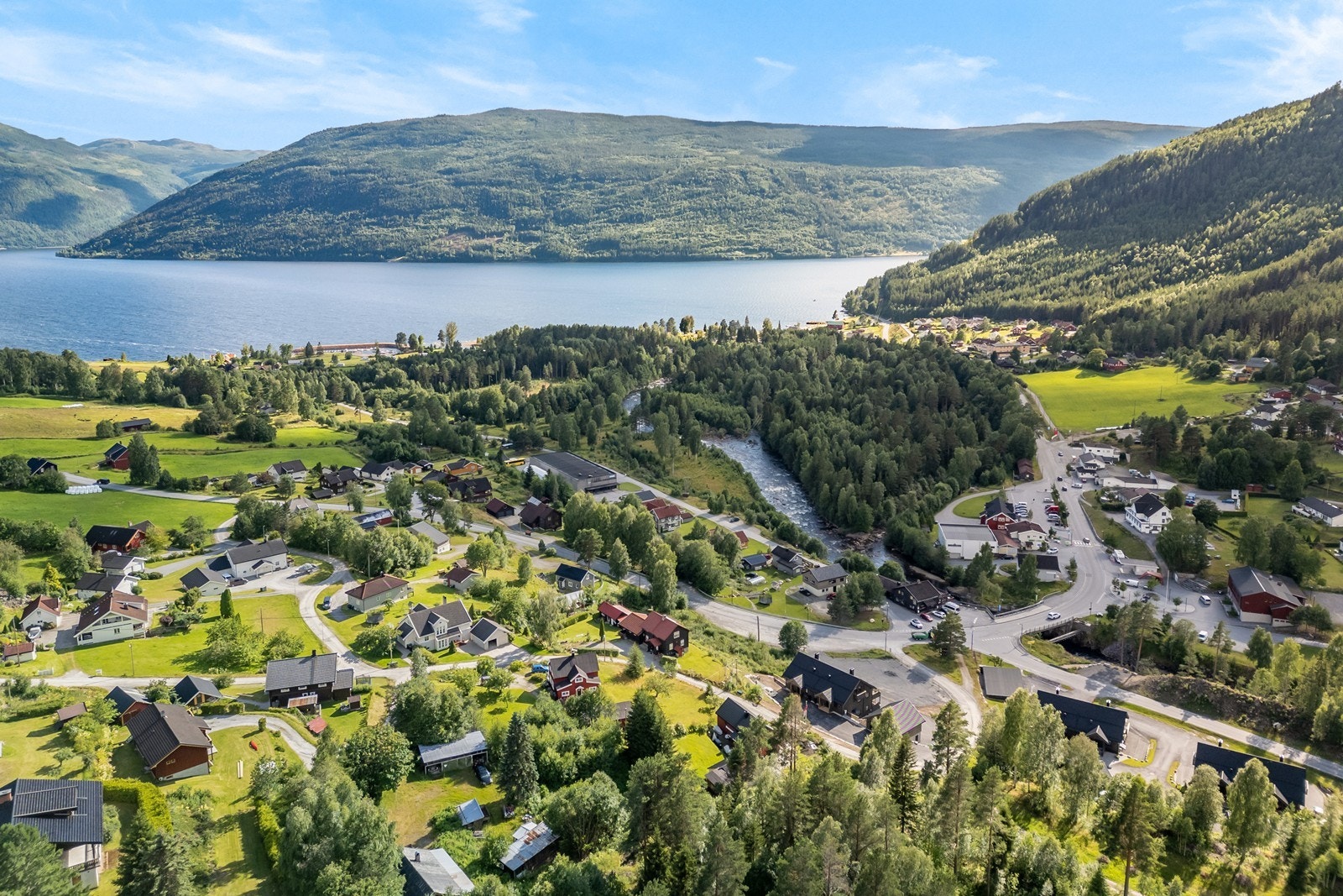 Eneboligen ligger i et rolig og barnevennlig område med gåavstand til sentrum, bakeri, barnehage og legekontor m.m. Galleribilde
