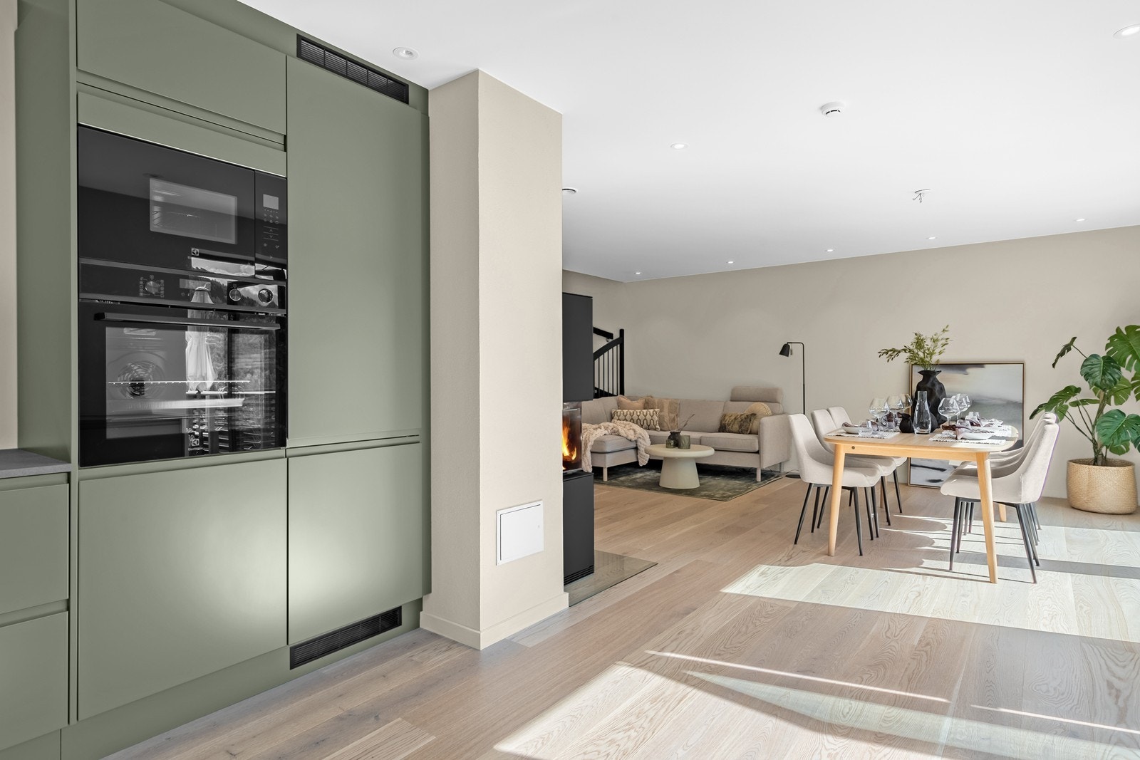 Hvitevarene fra Electrolux er integrert i innredningen som sikret et gjennomført og helhetlig uttrykk. Galleribilde
