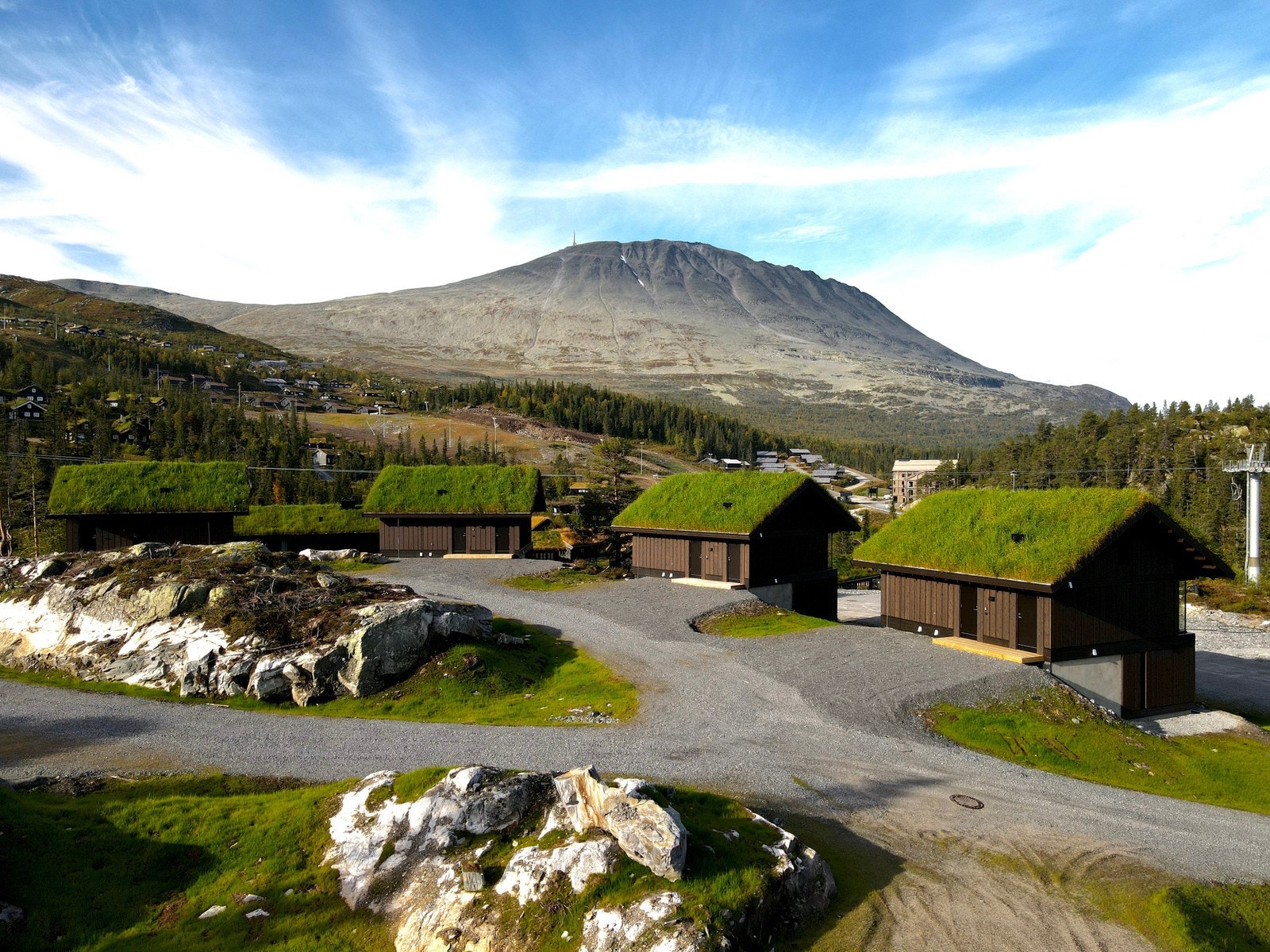 Foto sommeren 2023 innkjøring og parkering hyttene på Gaustatoppen Sjå Galleribilde