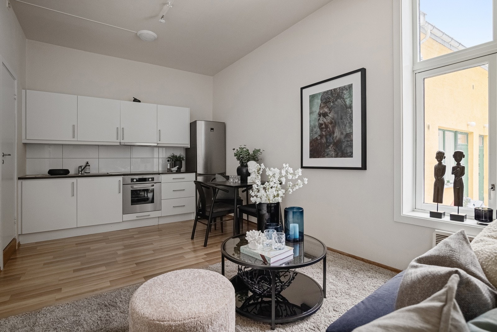 Det kan innredes med en sofa eller sovesofa-løsning, spisebord, hylleløsninger og annen innredning passende din stil. Galleribilde