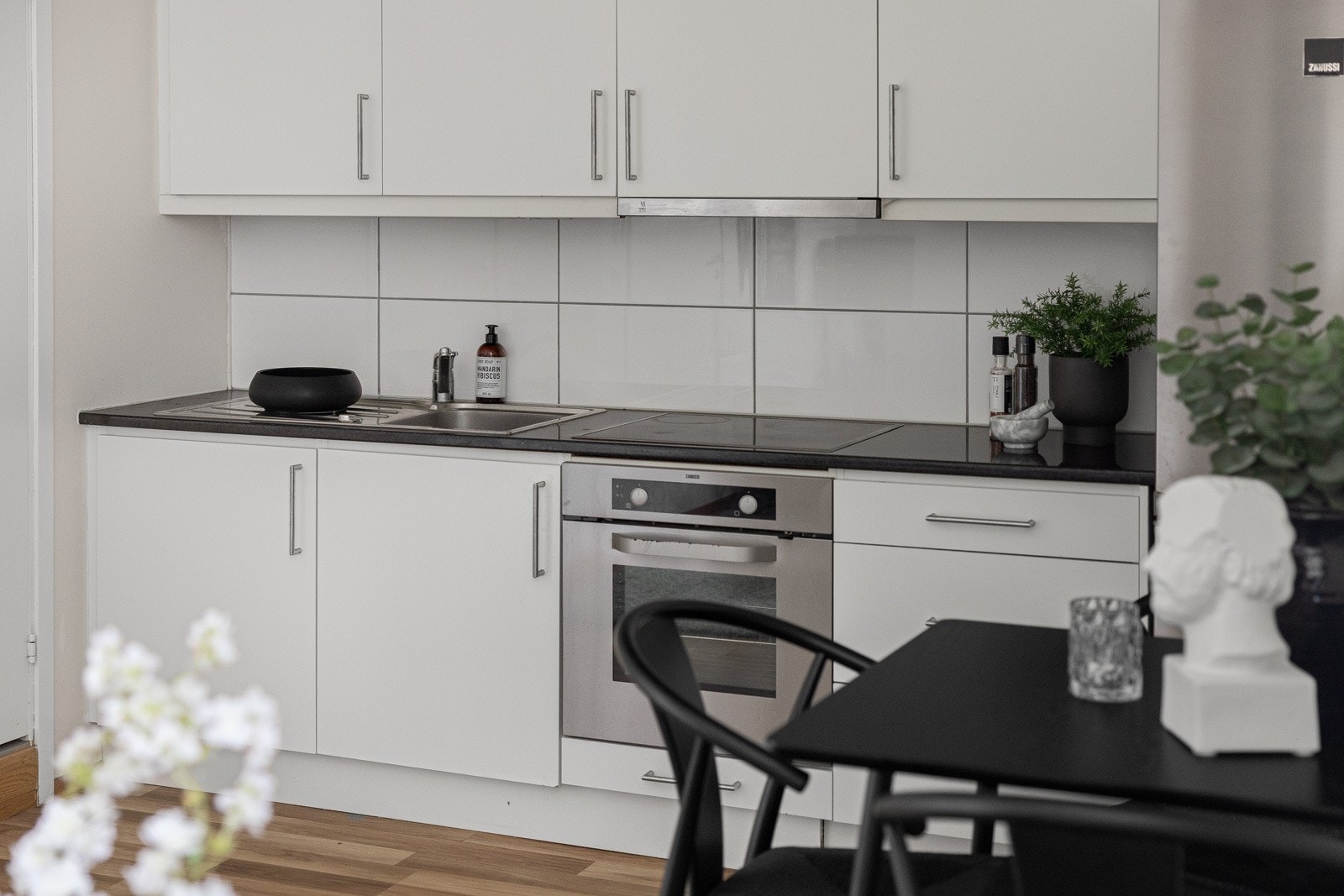 Kjøkkeninnredning med laminerte skrog og slette fronter. Laminat benkeplate med nedfelt oppvaskkum. Galleribilde