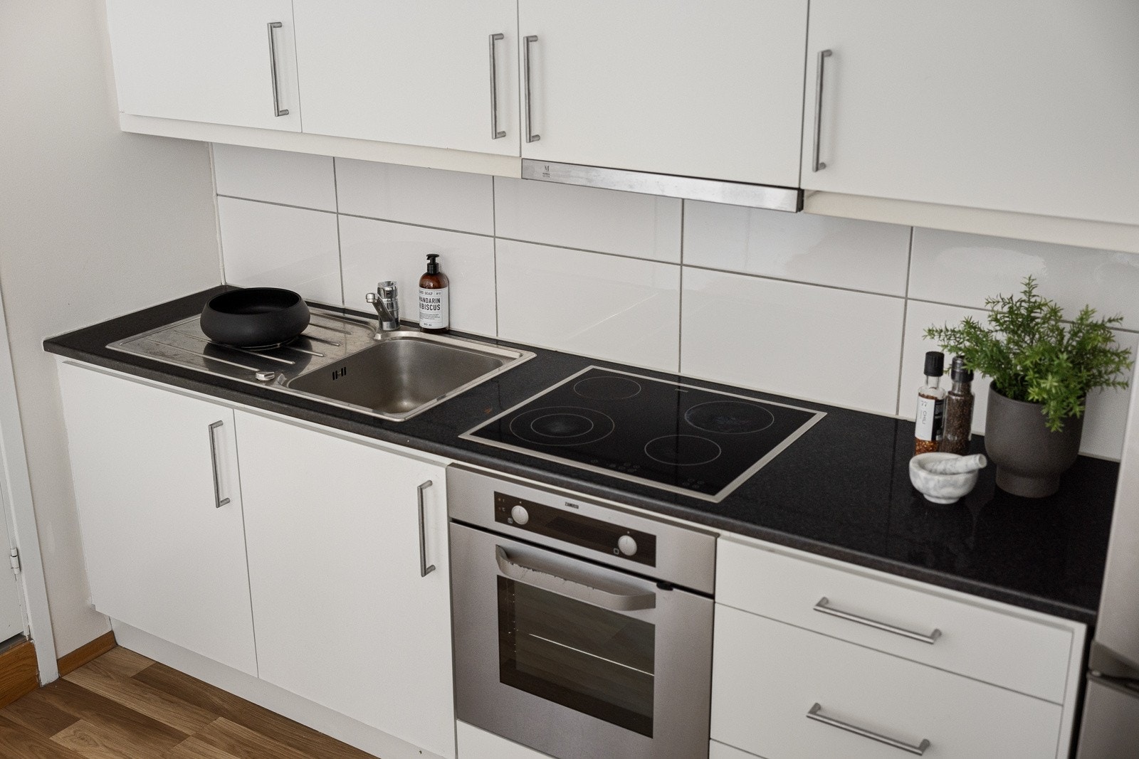 Ventilator med kullfilter over kokesone. Her er det integrert plateovn og steketopp. Galleribilde