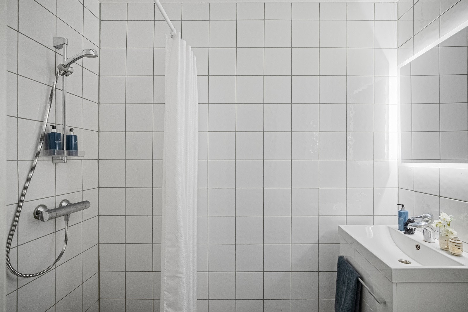 Badet har for øvrig opplegg til vaskemasking og elektrisk styrt avtrekksvifte Galleribilde