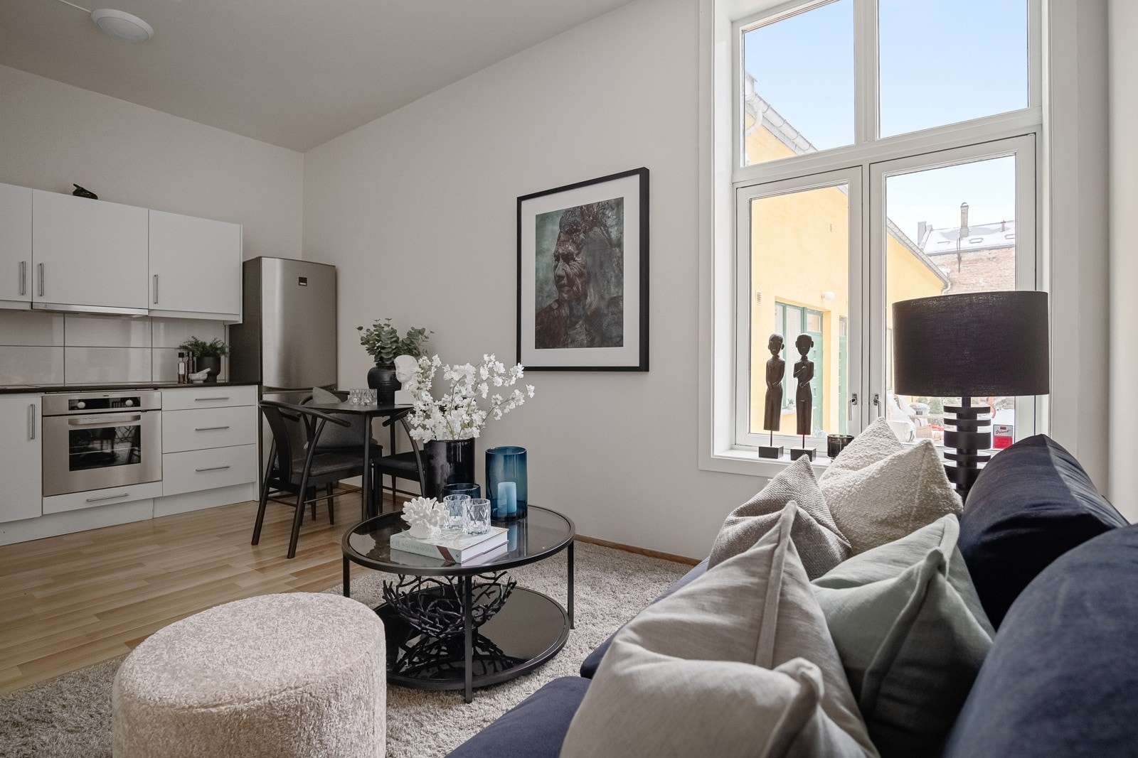 I vinduskarmen passer deg seg fint med litt blomster, lys eller annet lignende. Galleribilde