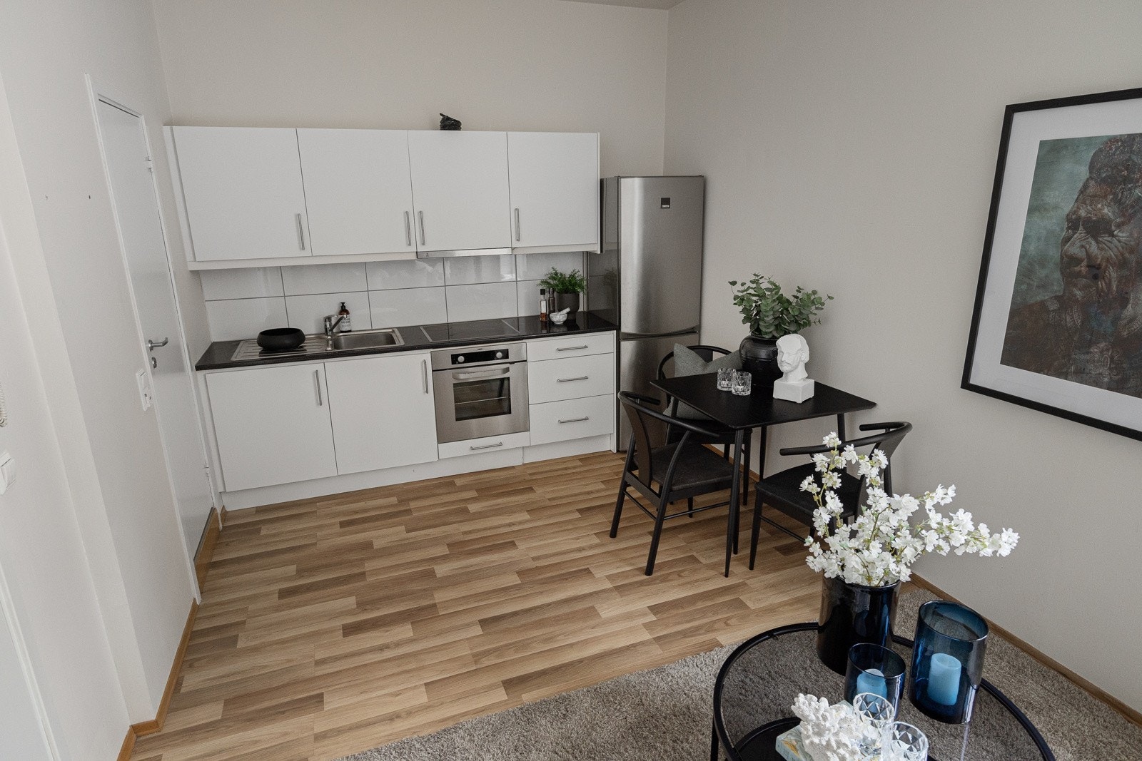 Til høyre er det en nisje for kjøl-/fryseskap. Det er plassert en varmtvannsbereder i kjøkkeninnredningen. Galleribilde