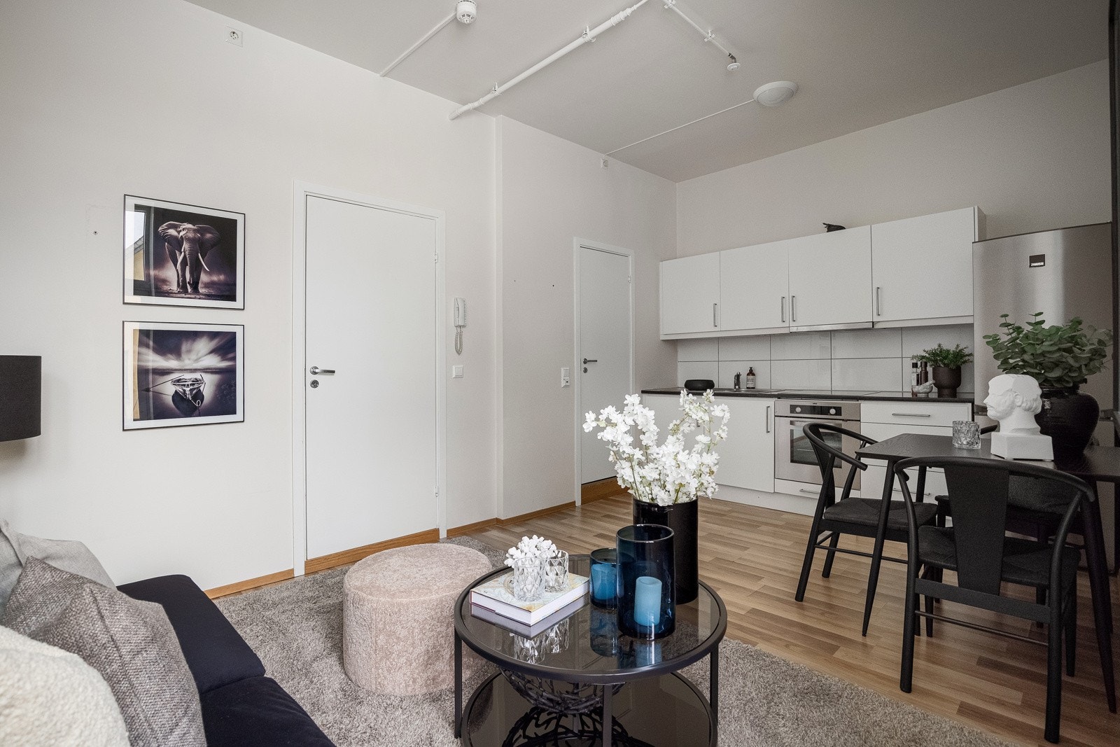 Laminatgulv, malte veggflater og malt himlingsflater. Galleribilde