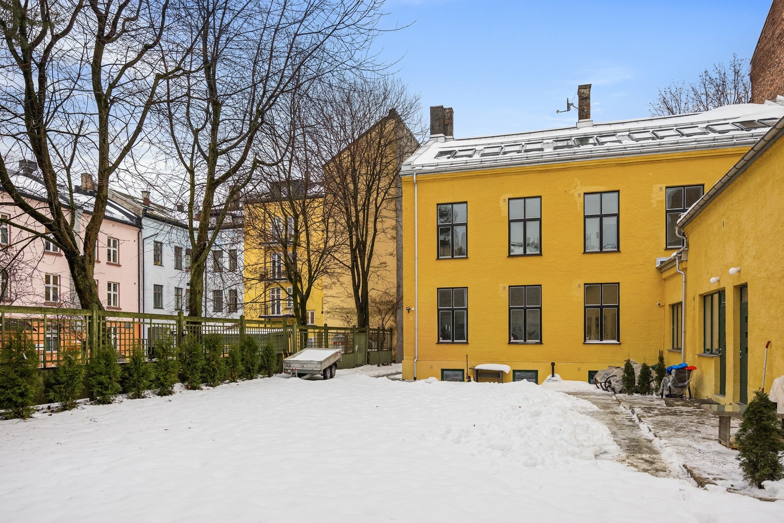 Markveien 32C har en sentral og populær beliggenhet på Grünerløkka. Blokken ligger inni en bakgård, og er dermed mer skjermet for forbigående og veitrafikk. Galleribilde