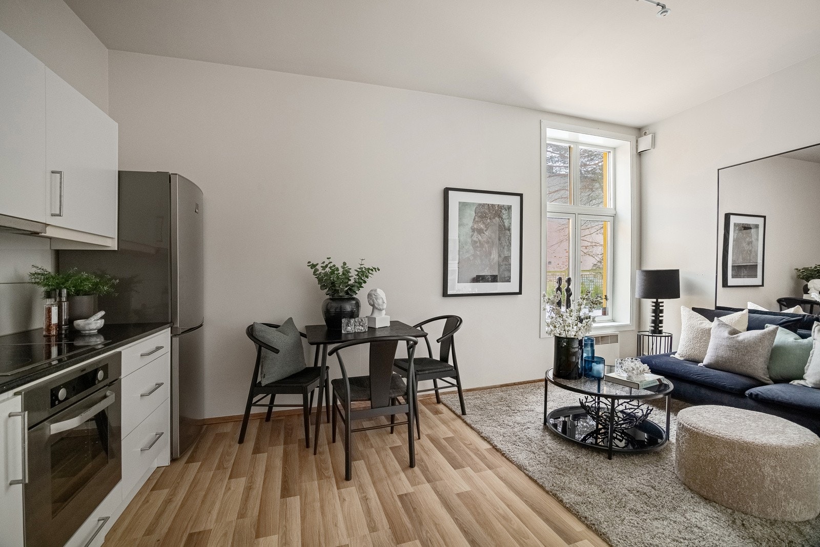 Oppvarmingen består av elektrisitet. Rommet har elektrisk ovn montert på veggen. Galleribilde