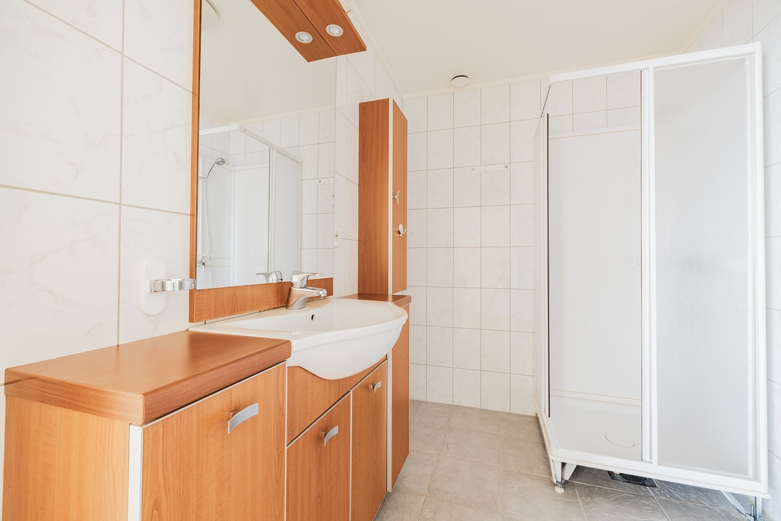 Badet er med flis på gulvet, og flis på veggene. Varmekabler i gulvet. Galleribilde