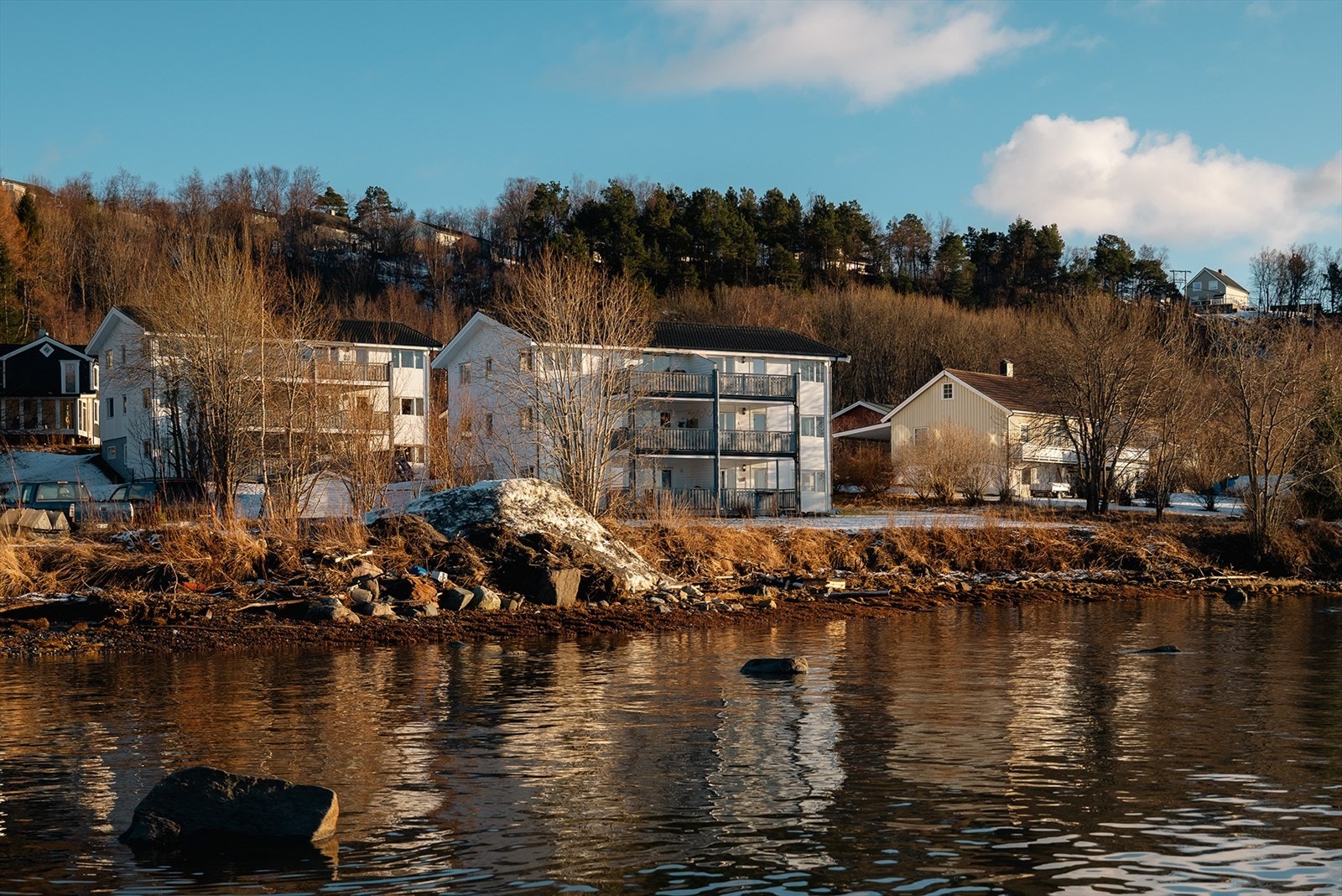 Eiendommens beliggenhet er i Kleiva, cirka 2 km sørover langs E6, fra Fauske sentrum. Fauskevika er i umiddelbar nærhet. Ca 1 km til nærbutikk på Finneid Galleribilde