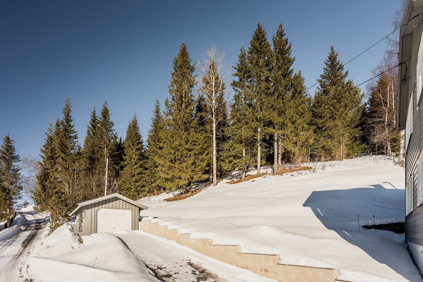 Garasje og parkering på egen tomt. Galleribilde