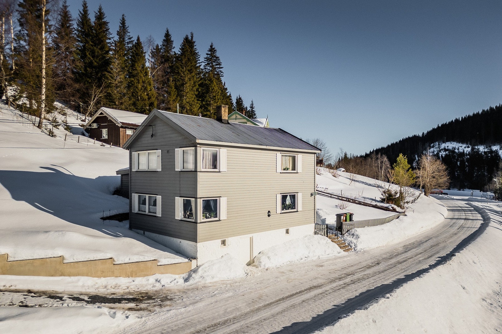 Eiendommen byr på rike og varierte muligheter for friluftsliv både sommer og vinter. Galleribilde