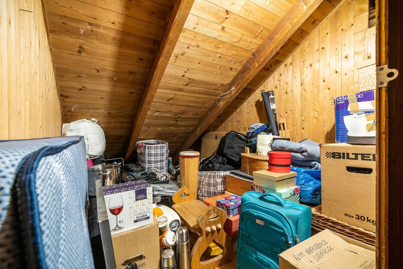 - Tilhørende bod på 2m² på loft - Galleribilde