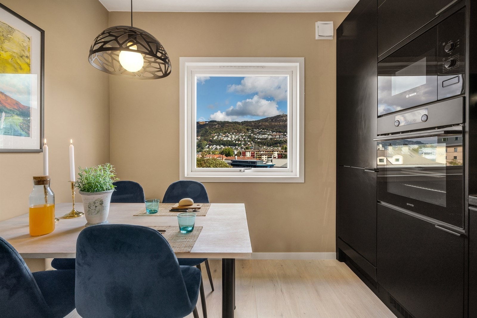 - Kjøkkenet måler 9,5m² og har god plass til et hyggelig frokostbord - Galleribilde