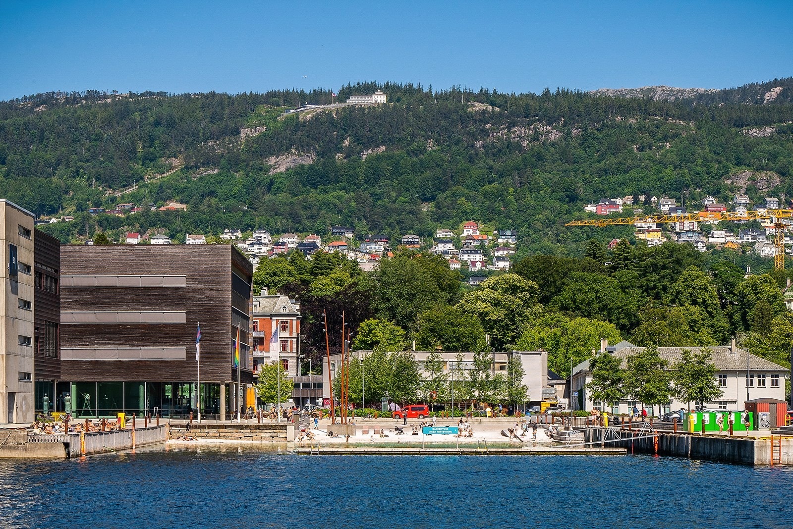 - Rett over Småpudden finner du BI og bystranden på Marineholmen - Galleribilde