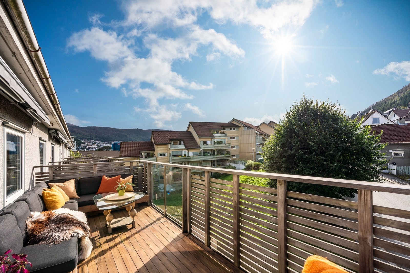 - Balkongen er optimalt plassert når det gjelder solforhold på denne siden av Bergen, og sommersolen kan nytes til kl 21/21:30 - Galleribilde