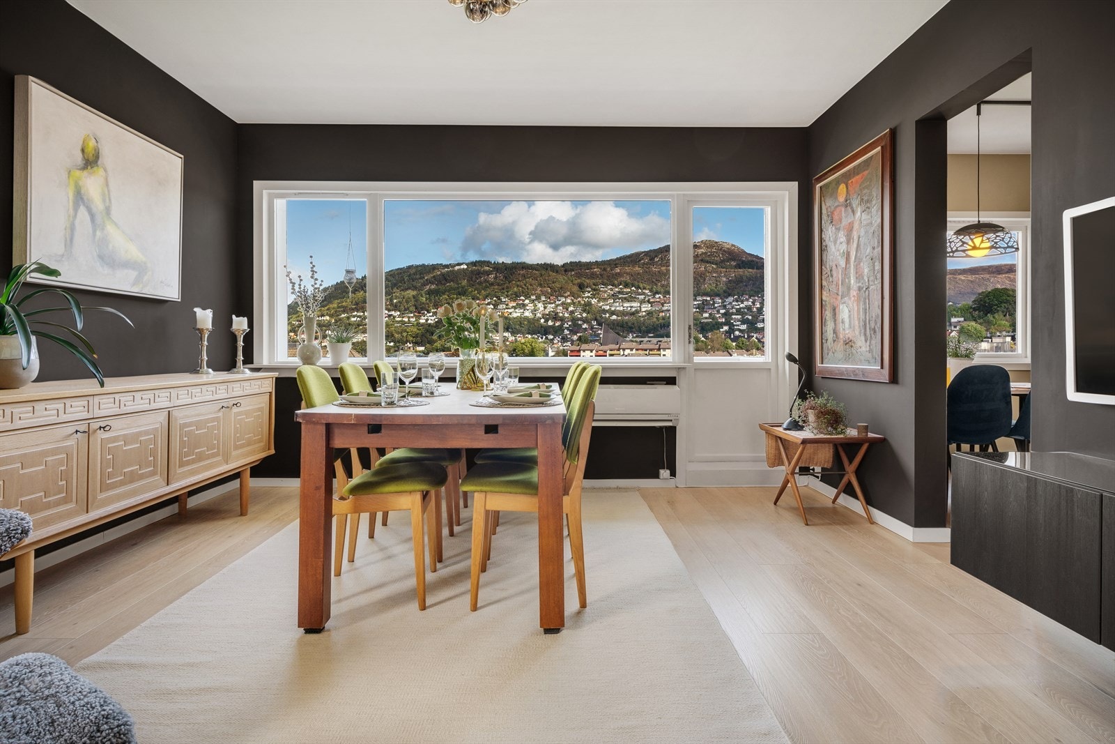 - Leiligheten har de siste årene gjennomgått en vesentlig oppgradering, og fremstår svært moderne og tiltalende - Galleribilde