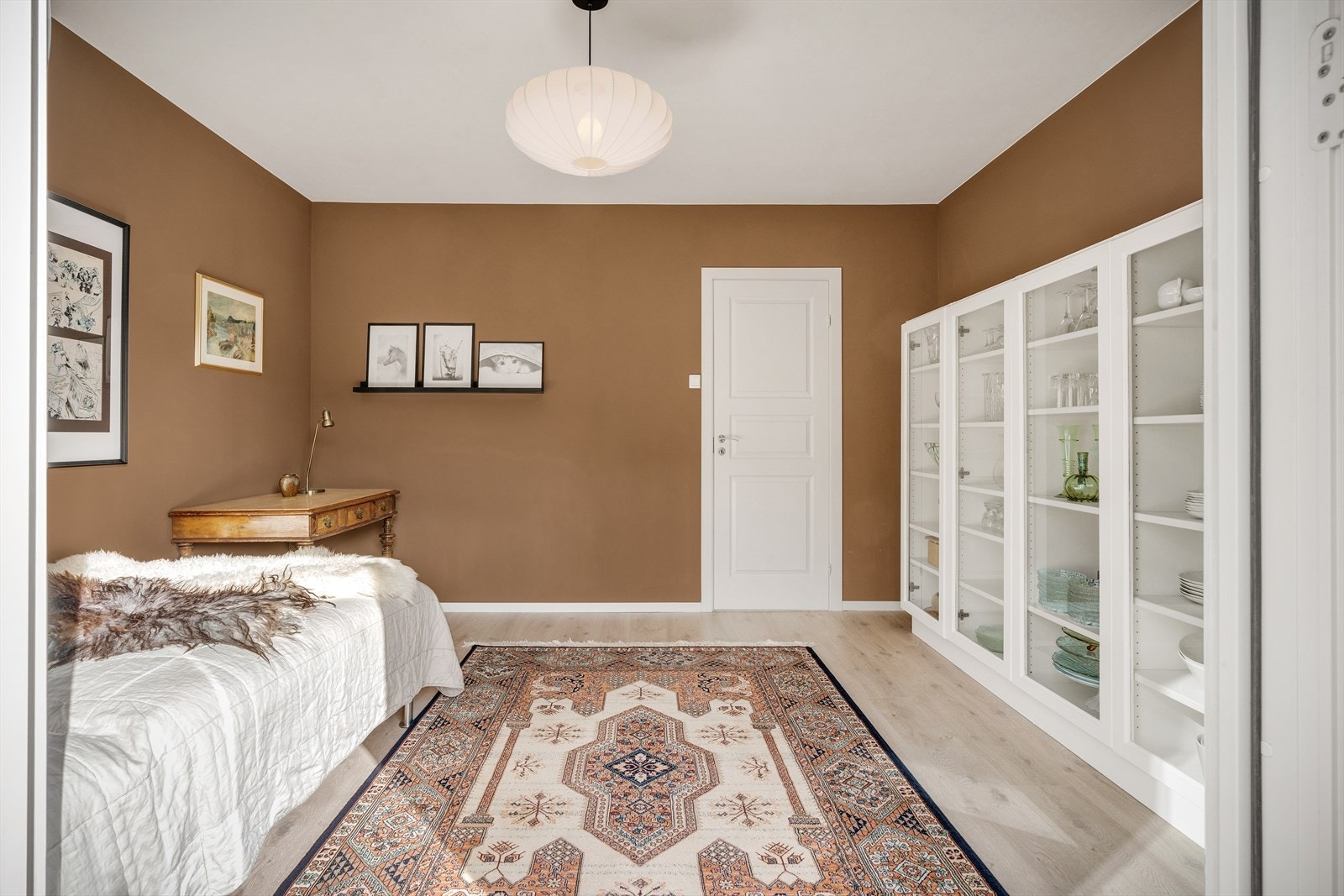 - Alle rom i leiligheten er malt i behagelige, tidsriktige farger - Galleribilde