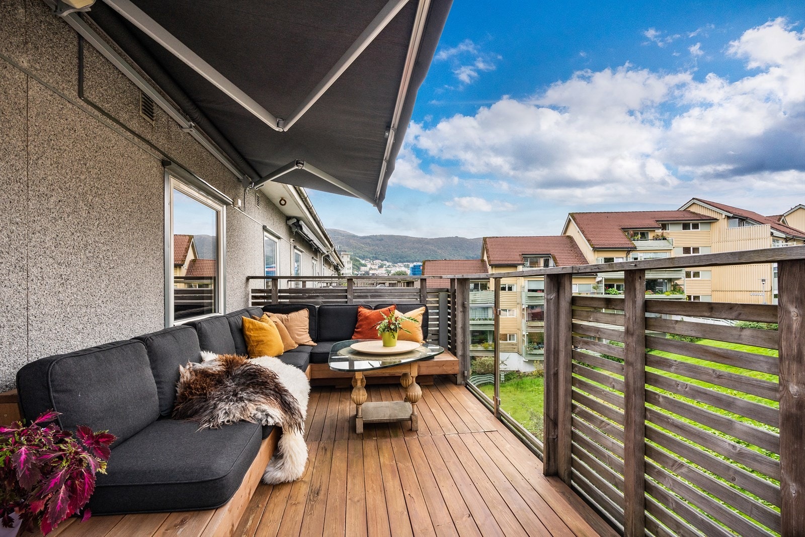 - Med heldekkende elektrisk markise som gjør at balkongen kan nytes selv om regndråpene skulle melde sin ankomst - Galleribilde