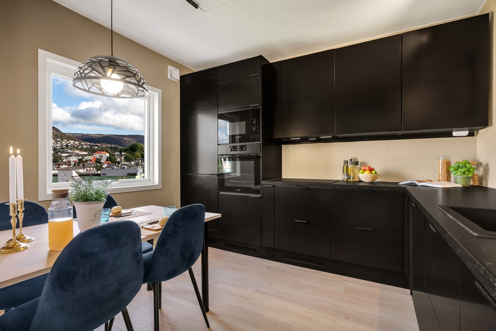 - Sorte slette fronter og benkeplate i laminat. Merk rikelig med skap- og benkeplass! - Galleribilde