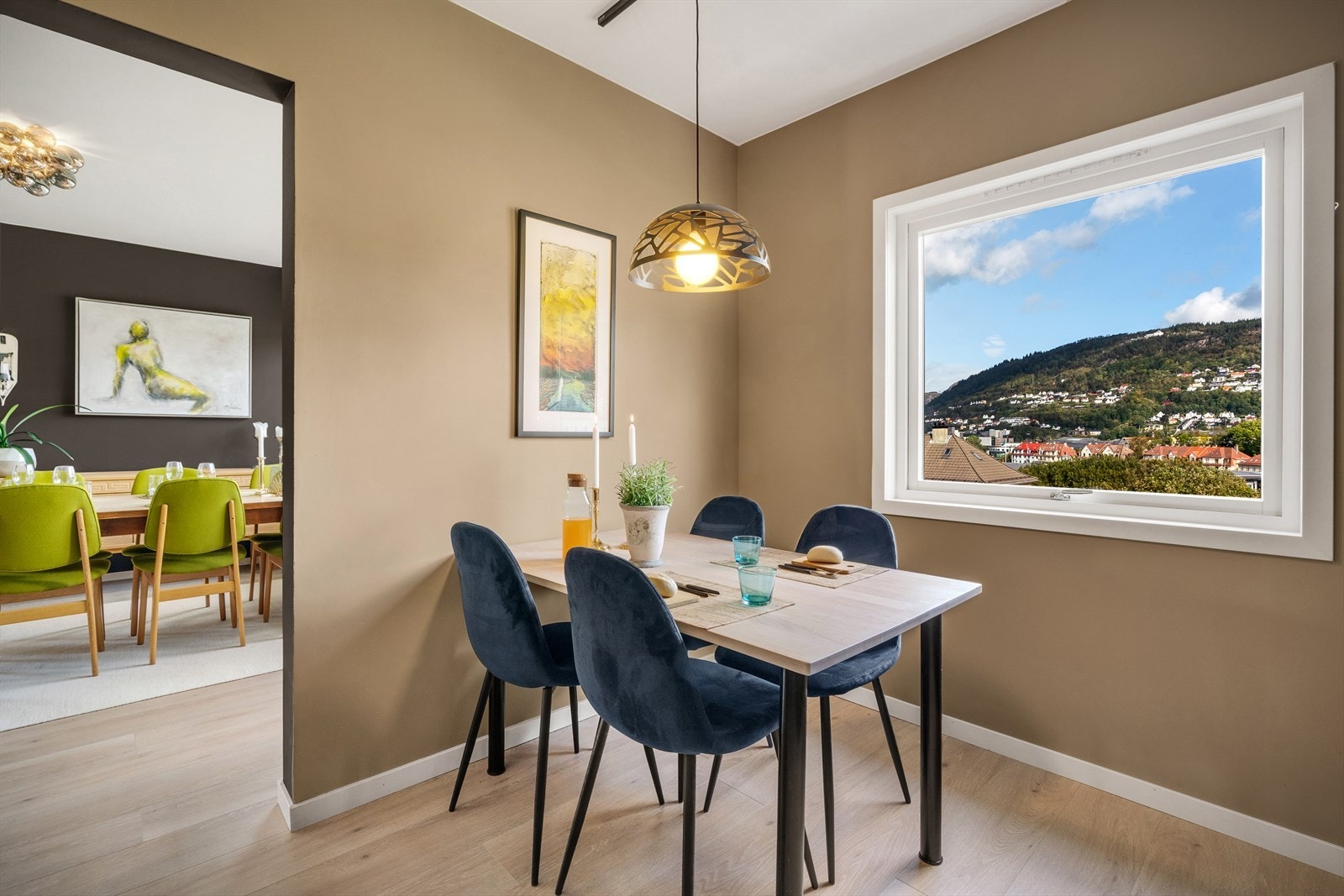 - Merk listefri overgang mellom vegg og tak, som sørger for et sømløst og moderne inntrykk - Galleribilde