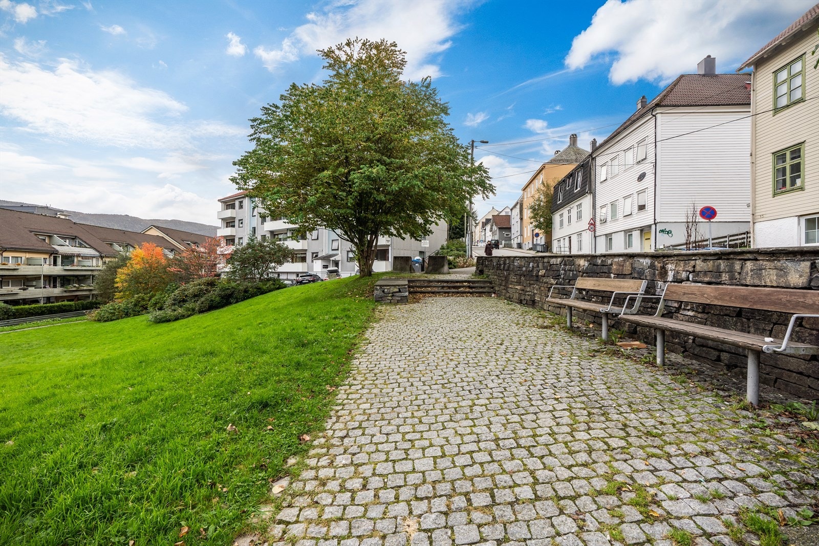 - Bo med gangavstand til bla. dagligvare, treningssenter, restauranter, buss, bybane, studieinstitusjoner og Bergen sentrum - Galleribilde