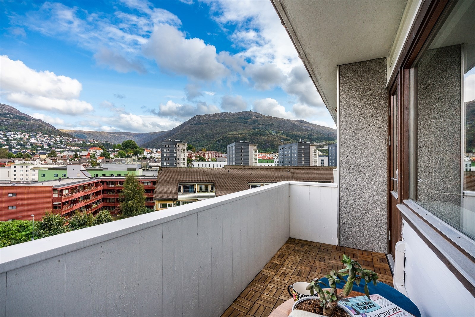 - Her kan morgensolen nytes før den forflytter seg til den andre balkongen. Merk at balkongen er delvis overbygget, noe som gjør bruksmulighetene betraktelig større - Galleribilde