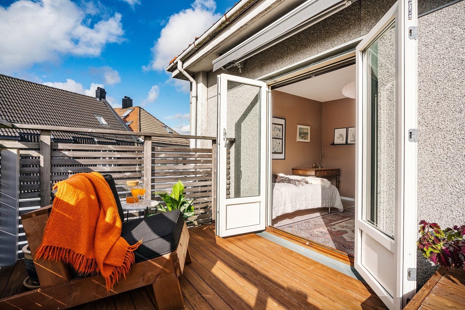 - De doble balkongdørene bidrar til at balkongen blir som en slags forlengelse av soverommet - Galleribilde