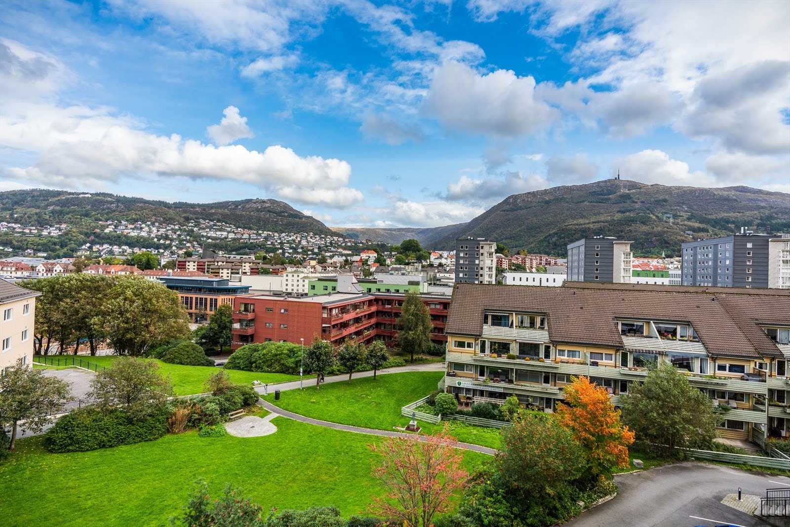 - Fantastisk utsikt over nærområdet mot bla. Fløyen og Ulriken - Galleribilde